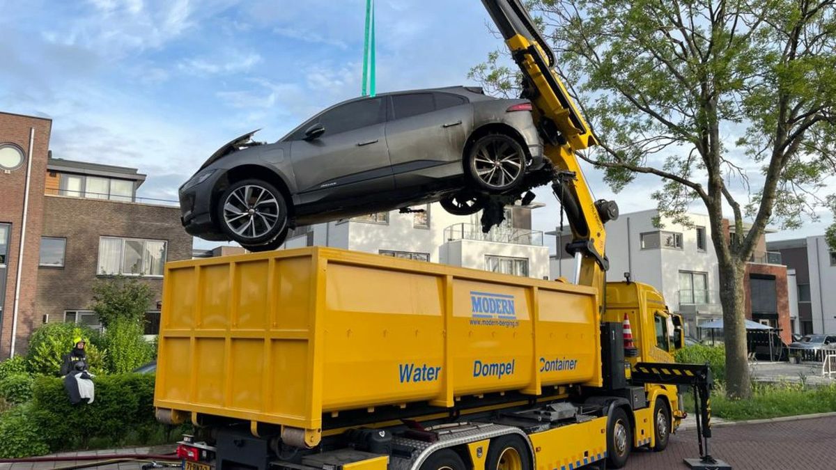 elektrische auto wordt in een dompel container geplaatst