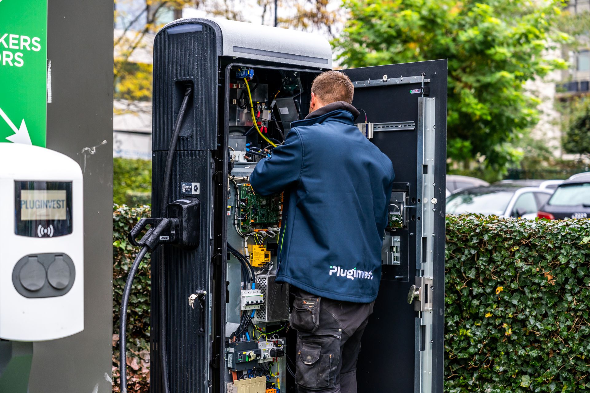 Technieker die aan laadpaal werkt